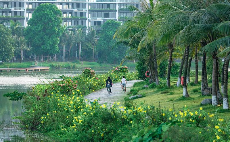 Gia đình cắm trại, picnic tại công viên xanh mát ở Ecopark, gần Hà Nội